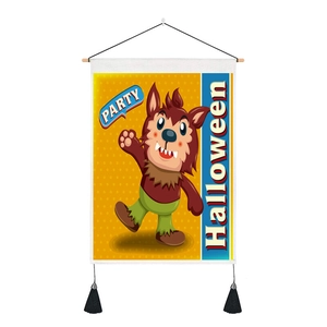 Detalle de tapiz de Halloween con hombre lobo, barra de madera y borlas negras decorativas