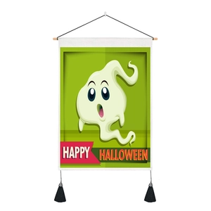 Detalle del tapiz fantasma de Halloween con colgador de madera, borlas y texto festivo