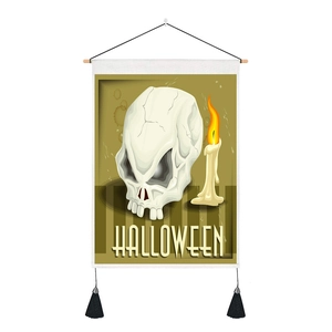 Detalle del tapiz de Halloween con calavera, vela, varilla de madera y borlas negras