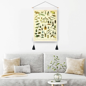 Tapiz vintage beige de insectos con ilustraciones, barra de madera y borlas negras