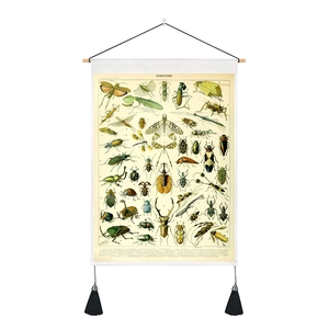 Tapiz vintage de insectos en lona beige con barra de madera y borlas decorativas
