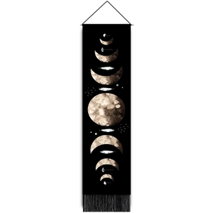 Arazzo bohémien nero con fasi lunari, piume bianche e nappe su asta di legno decorativa
