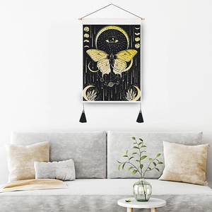 Böhmischer Wandbehang mit Motte, Mondphasen, Holzstange und schwarzen Quasten an der Wand