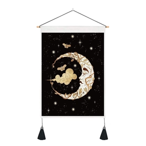 Böhmischer Mond- und Schmetterling-Wandteppich mit schwarzem Hintergrund und Holzstange