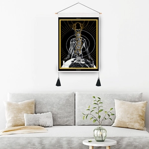 Tenture murale Tarot Prince des Épées avec motif doré et franges à pompons noirs