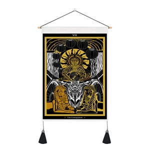 Détail de la tapisserie tarot The Conqueror avec illustrations de sphinx noir et or