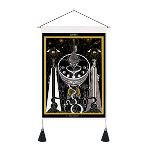 Détail du tapis mural de tarot La Lune avec cadre en bois et glands noirs