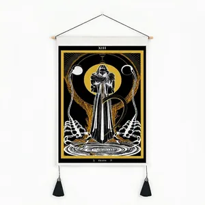 Tenture murale Tarot Bohême XIII La Mort avec cadre en bois et pompons noirs décoratifs