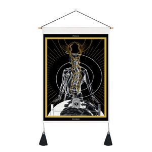 Détail d'une tapisserie tarot bohème avec colonne vertébrale, serpent et pompons noirs