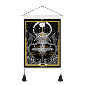 Détail de la tapisserie tarot Le Diable avec tringle en bois et pompons noirs décoratifs