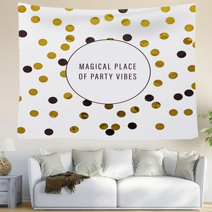 Arazzo a pois con testo "MAGICAL PLACE OF PARTY VIBES" appeso sopra un divano bianco