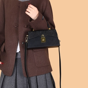 Elegante borsa a scatola nera con chiusura dorata e texture in pelle da donna