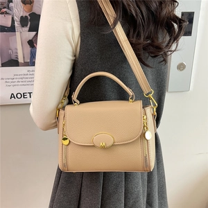 Beige lychee pattern leather handbag with gold M-logo buckle and detachable shoulder strap