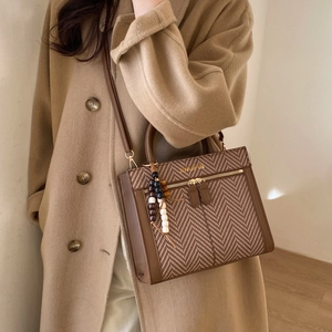 Braune Handtasche mit Fischgrätmuster, Perlenanhänger und JINGPIN Logo für Damen