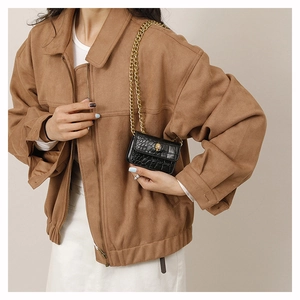 Détail du mini sac noir effet crocodile avec tête d'aigle dorée et bandoulière en chaîne