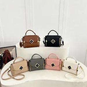 Sacs à main tendance en cuir grainé en six couleurs avec détails dorés et bandoulières