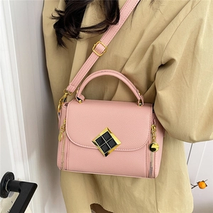 Sac à main rose texture litchi avec boucle géométrique et bandoulière amovible pour femme