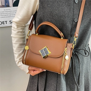 Sac à main vintage caramel texture litchi avec détails dorés et bandoulière