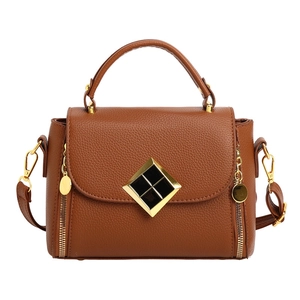 Sac à main vintage marron motif litchi avec boucle en losange et bandoulière réglable