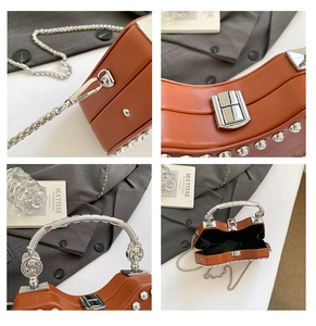 Détails du sac boîte orange avec rivets argentés, poignée métal et bandoulière