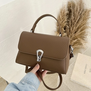 Borsa a tracolla marrone con texture litchi, chiusura a U argento e tracolla staccabile