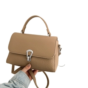 Borsa a tracolla beige in ecopelle con fibbia a ferro di cavallo e manico superiore