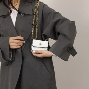 Mini sac bandoulière blanc effet croco avec boucle tête d'aigle dorée et chaîne
