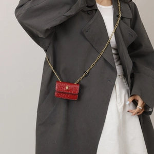 Mini sac bandoulière rouge effet crocodile avec tête d'aigle dorée et fine chaîne élégante