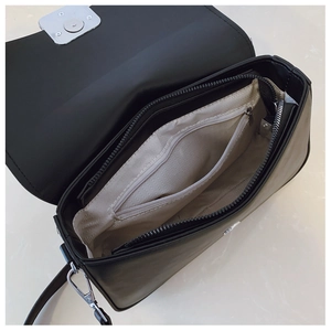 Dettaglio interno della borsa a tracolla nera con tasca a zip e chiusura magnetica
