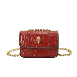 Petit sac bandoulière rouge effet crocodile avec boucle tête d'aigle dorée chic