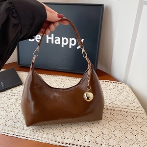 Sac Hobo en Cuir PU Verni pour Femme Rétro Brillant Demi-Lune Sac Bandoulière Avec Pendentif Boule en Métal