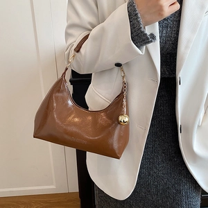 Sac hobo en cuir verni marron pour femme avec chaîne dorée et logo de mode chic