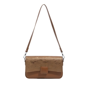 Borsa a tracolla minimalista in pelle patchwork marrone con fibbia quadrata su bianco