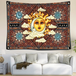 Detail eines Böhmischen Wandteppichs mit Sonne und Mond über einem Sofa im hellen Wohnzimmer