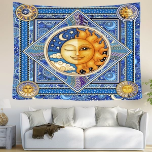 Detail eines mystischen Sonnen- und Mond-Wandteppichs über einem weißen Sofa