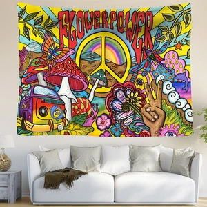 Detail eines böhmischen Hippie-Wandteppichs mit buntem Flower-Power-Bus und Motiven