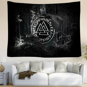 Nordischer Wikinger-Wandteppich mit Valknut-Symbol und Odin-Raben vor verschneitem Wald