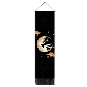 Detailansicht des Wandteppichs mit Mond-Meerjungfrau-Motiv, Goldquasten und Kosmos-Art