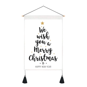 Nahaufnahme der Weihnachts-Wanddekoration mit Typografie-Baum, schwarzen Quasten und Holzstange