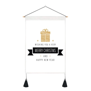 Detail eines Weihnachts-Wandteppichs mit goldenem Geschenk und schwarzen Quasten