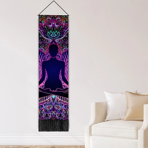 Arazzo mandala psichedelico con silhouette di Buddha in meditazione e nappe nere