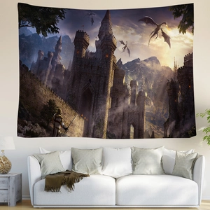 Détail de tapisserie murale avec dragon et château médiéval au-dessus d'un canapé blanc chic