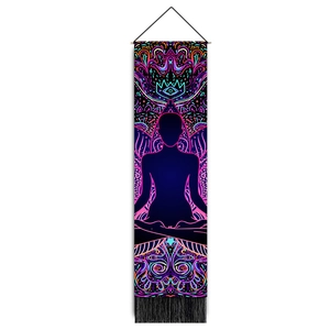 Dettaglio di arazzo verticale con figura in meditazione e disegni mandala neon