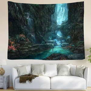 Détail d'une tapisserie de paysage forestier suspendue au-dessus d'un canapé mural