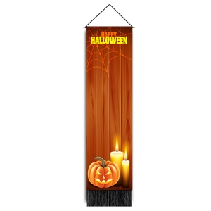 Vista dettagliata dello stendardo di Halloween con zucca, nappe nere e trama in legno