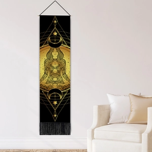 Tapisserie bohème noire et or avec silhouette de femme, lotus et franges décoratives