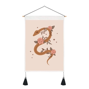 Arazzo bohémien con serpente, fiori, asta in legno e nappe nere decorative