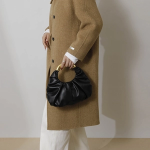 Sac nuage plissé noir avec poignée métallique dorée et design haut de gamme élégant