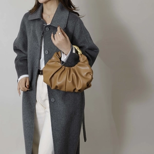 Sac à main nuage plissé pour femme avec poignée métallique dorée en cuir caramel chic