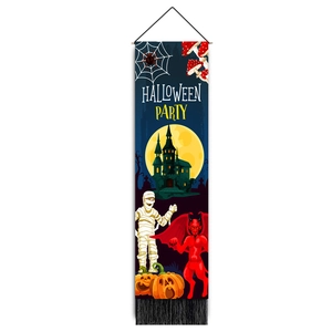 Détail de suspendue murale Halloween avec glands, imprimés bleus et barre de suspension
